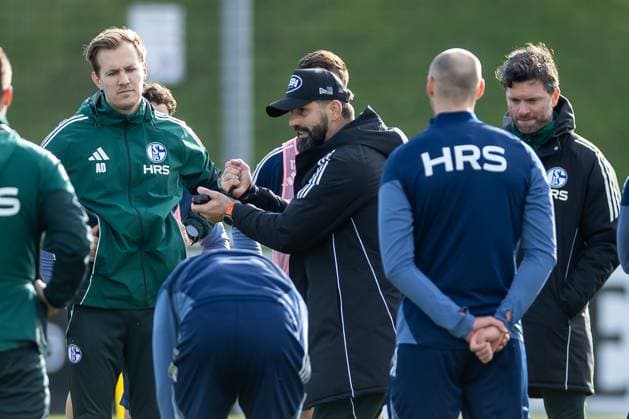 11.11.2025, Fussball, Saison 2025 2026, 2. Bundesliga, Training FC Schalke 04, Cheftrainer Miron Muslic (FC Schalke 04) gibt Anweisungen, Gelsenkirchen Trainingsgelände FC Schalke 04 NRW Deutschland xRHR-FOTO DEx Copyright: EWERT RHR-FOTOx RHR-FOTO DE