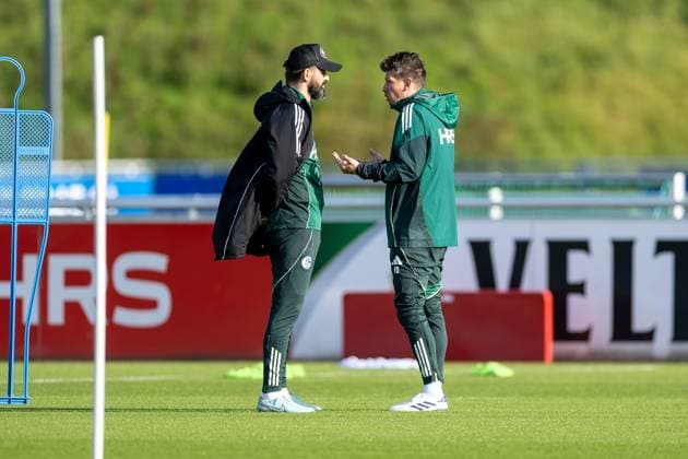 11.11.2025, Fussball, Saison 2025 2026, 2. Bundesliga, Training FC Schalke 04, v. l. Cheftrainer Miron Muslic (FC Schalke 04) spricht mit Franz Schiemer (FC Schalke 04), Gelsenkirchen Trainingsgelände FC Schalke 04 NRW Deutschland xRHR-FOTO DEx Copyright: EWERT RHR-FOTOx RHR-FOTO DE