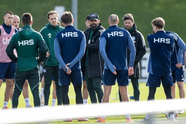 11.11.2025, Fussball, Saison 2025 2026, 2. Bundesliga, Training FC Schalke 04, Cheftrainer Miron Muslic (FC Schalke 04) gibt Anweisungen, Gelsenkirchen Trainingsgelände FC Schalke 04 NRW Deutschland xRHR-FOTO DEx Copyright: EWERT RHR-FOTOx RHR-FOTO DE