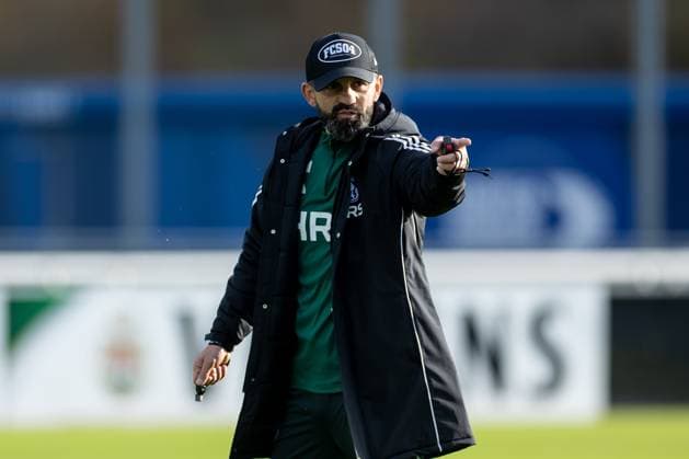 11.11.2025, Fussball, Saison 2025 2026, 2. Bundesliga, Training FC Schalke 04, Cheftrainer Miron Muslic (FC Schalke 04) gibt Anweisungen, Gelsenkirchen Trainingsgelände FC Schalke 04 NRW Deutschland xRHR-FOTO DEx Copyright: EWERT RHR-FOTOx RHR-FOTO DE