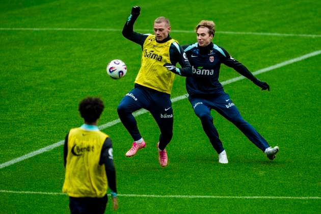 Training with the Norwegian men s national football team Oslo 20251111 Norway s Julian Ryerson and Kristian Thorstvedt during a training session with the Norwegian men s national football team at Ullevaal Stadium before the World Cup qualifiers against Estonia and Italy Photo Fredrik Varfjell NTB Oslo Norway EDITORIAL USE ONLY RESTRICTED USE FOR BETTING COMPANIES  Copyright: xFredrikxVarfjellx xNTBx