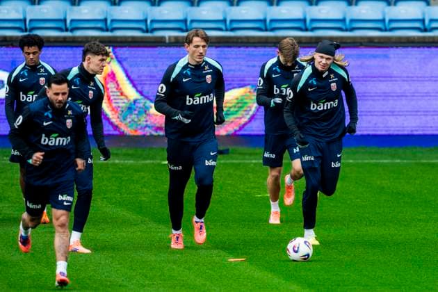 Training with the Norwegian men s national football team Oslo 20251111 Norway s Oscar Bobb, Aron Leonard Bizet Donnum, Sander Gard Bolin Berge, David Moller Wolfe and Erling Braut Haaland during a training session with the Norwegian men s national football team at Ullevaal Stadium before the World Cup qualifiers against Estonia and Italy Photo Fredrik Varfjell NTB Oslo Norway EDITORIAL USE ONLY RESTRICTED USE FOR BETTING COMPANIES  Copyright: xFredrikxVarfjellx xNTBx