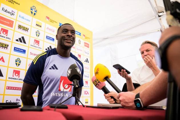 251111 Ken Sema of the Swedish national football team talking to media after a training session on November 11, 2025 in Marbella. Photo: Joel Marklund BILDBYRAN kod JM JM0746 bbeng fotboll football soccer fotball vm-kval FIFA World Cup, WM, Weltmeisterschaft, Fussball qualifier träning practice training sverige sweden sverige a Copyright: JOELxMARKLUND BB251111JM052