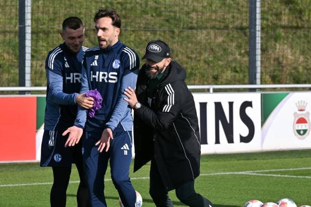Trainer Miron Muslic (FC Schalke 04), Kenan Karaman (FC Schalke 04), Hasan Kurucay (FC Schalke 04), Hasan Kurucay, v.re. 11.11.2025, Fussball 2. Bundesliga, Saison 2025 2026, Training FC Schalke 04 Gelsenkirchen Nordrhein Westfalen Deutschland