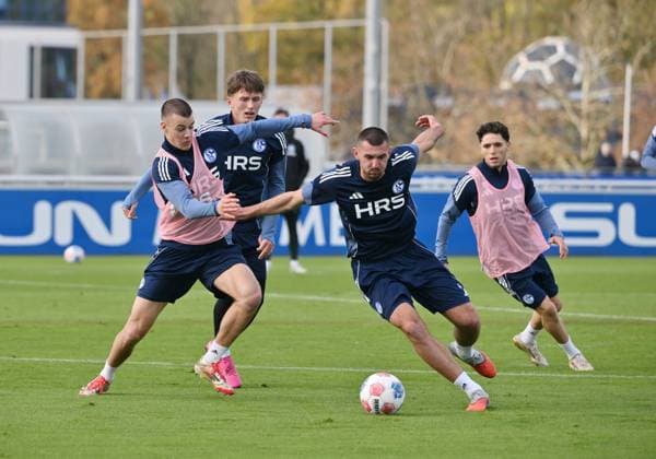 Hasan Kurucay (FC Schalke 04), Hasan Kurucay, 2. v.re., in Aktion 11.11.2025, Fussball 2. Bundesliga, Saison 2025 2026, Training FC Schalke 04 Gelsenkirchen Nordrhein Westfalen Deutschland