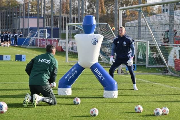 Torwart Loris Karius (Schalke 04) beim Torwarttraining mit Tennisbällen, links Volkan Ünlü (Torwarttrainer FC Schalke 04), Volkan Uenlue 11.11.2025, Fussball 2. Bundesliga, Saison 2025 2026, Training FC Schalke 04 Gelsenkirchen Nordrhein Westfalen Deutschland
