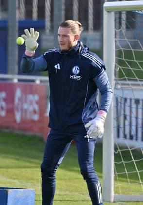 Torwart Loris Karius (Schalke 04) beim Training mit Tennisbällen 11.11.2025, Fussball 2. Bundesliga, Saison 2025 2026, Training FC Schalke 04 Gelsenkirchen Nordrhein Westfalen Deutschland
