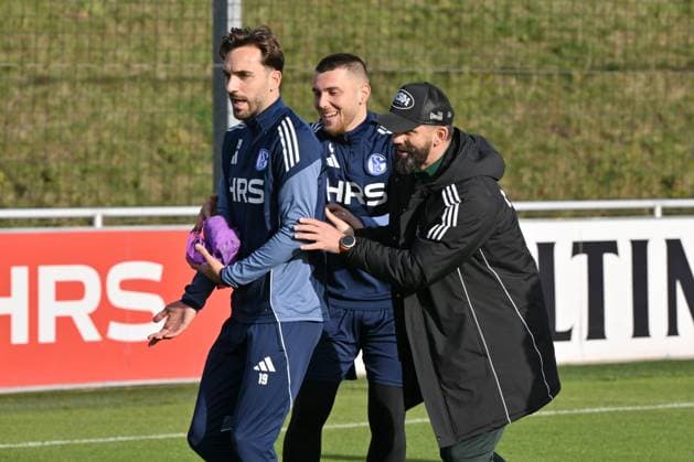 Trainer Miron Muslic (FC Schalke 04), Hasan Kurucay (FC Schalke 04), Hasan Kurucay, Kenan Karaman (FC Schalke 04), v.re. 11.11.2025, Fussball 2. Bundesliga, Saison 2025 2026, Training FC Schalke 04 Gelsenkirchen Nordrhein Westfalen Deutschland