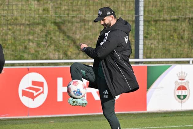Trainer Miron Muslic (FC Schalke 04) 11.11.2025, Fussball 2. Bundesliga, Saison 2025 2026, Training FC Schalke 04 Gelsenkirchen Nordrhein Westfalen Deutschland