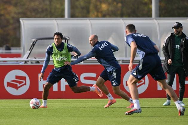Anton Donkor (FC Schalke 04), Henning Matriciani (FC Schalke 04), Trainer Miron Muslic (FC Schalke 04), v.li. 11.11.2025, Fussball 2. Bundesliga, Saison 2025 2026, Training FC Schalke 04 Gelsenkirchen Nordrhein Westfalen Deutschland