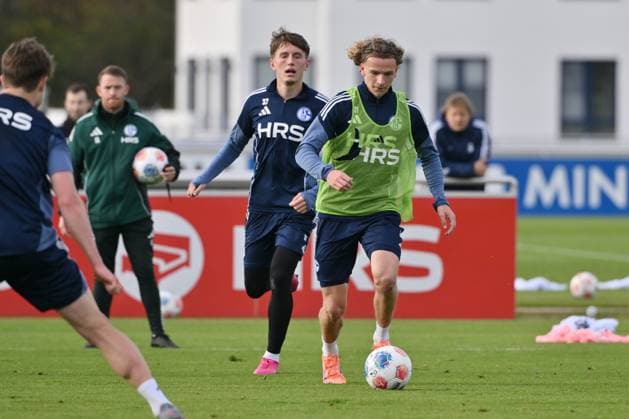 Mika Tom Wallentowitz (FC Schalke 04), Max Grüger (FC Schalke 04), v.re. 11.11.2025, Fussball 2. Bundesliga, Saison 2025 2026, Training FC Schalke 04 Gelsenkirchen Nordrhein Westfalen Deutschland