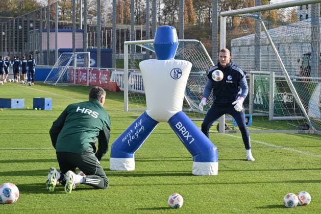 Torwart Loris Karius (Schalke 04) beim Torwarttraining, links Volkan Ünlü (Torwarttrainer FC Schalke 04), Volkan Uenlue 11.11.2025, Fussball 2. Bundesliga, Saison 2025 2026, Training FC Schalke 04 Gelsenkirchen Nordrhein Westfalen Deutschland