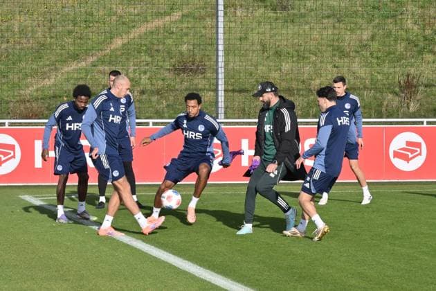 Trainingseinheit mit Trainer Miron Muslic (FC Schalke 04), 3. v.re. 11.11.2025, Fussball 2. Bundesliga, Saison 2025 2026, Training FC Schalke 04 Gelsenkirchen Nordrhein Westfalen Deutschland