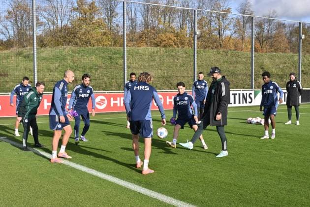 Trainingseinheit mit Trainer Miron Muslic (FC Schalke 04), 3. v.re. 11.11.2025, Fussball 2. Bundesliga, Saison 2025 2026, Training FC Schalke 04 Gelsenkirchen Nordrhein Westfalen Deutschland