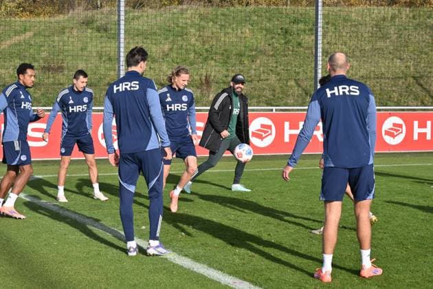 Trainingseinheit mit Trainer Miron Muslic (FC Schalke 04), 3. v.re. 11.11.2025, Fussball 2. Bundesliga, Saison 2025 2026, Training FC Schalke 04 Gelsenkirchen Nordrhein Westfalen Deutschland