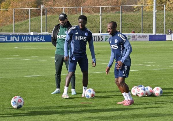 Trainer Miron Muslic (FC Schalke 04), Christian Gomis (FC Schalke 04), Christopher Antwi-Adjei (Schalke 04), v.li. 11.11.2025, Fussball 2. Bundesliga, Saison 2025 2026, Training FC Schalke 04 Gelsenkirchen Nordrhein Westfalen Deutschland