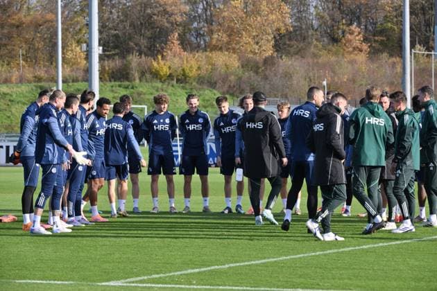 Trainer Miron Muslic (FC Schalke 04), mi., begrüsst seine Spieler 11.11.2025, Fussball 2. Bundesliga, Saison 2025 2026, Training FC Schalke 04 Gelsenkirchen Nordrhein Westfalen Deutschland