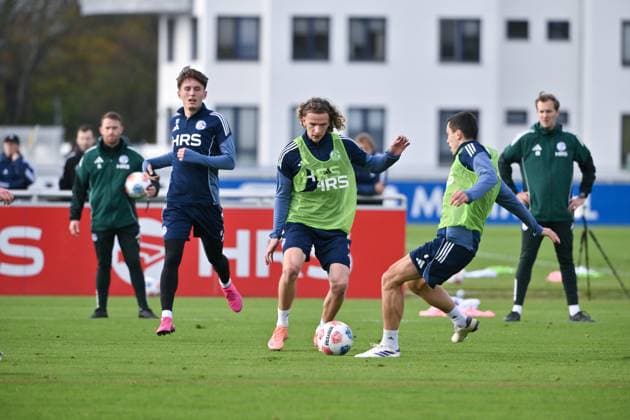 Ron Schallenberg (FC Schalke 04), Mika Tom Wallentowitz (FC Schalke 04), Max Grüger (FC Schalke 04), v.re. 11.11.2025, Fussball 2. Bundesliga, Saison 2025 2026, Training FC Schalke 04 Gelsenkirchen Nordrhein Westfalen Deutschland