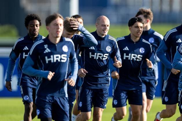 11.11.2025, Fussball, Saison 2025 2026, 2. Bundesliga, Training FC Schalke 04, v. l. Clinton Wilson (FC Schalke 04), Tim Dietrich (FC Schalke 04), Vincenzo Onofrietti (FC Schalke 04), Gelsenkirchen Trainingsgelände FC Schalke 04 NRW Deutschland xRHR-FOTO DEx Copyright: EWERT RHR-FOTOx RHR-FOTO DE