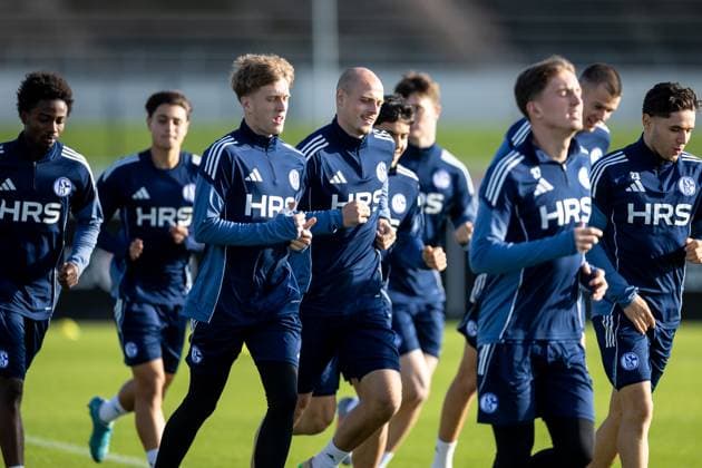 11.11.2025, Fussball, Saison 2025 2026, 2. Bundesliga, Training FC Schalke 04, v. l. Paul Pöpperl (FC Schalke 04), Tim Dietrich (FC Schalke 04), Gelsenkirchen Trainingsgelände FC Schalke 04 NRW Deutschland xRHR-FOTO DEx Copyright: EWERT RHR-FOTOx RHR-FOTO DE