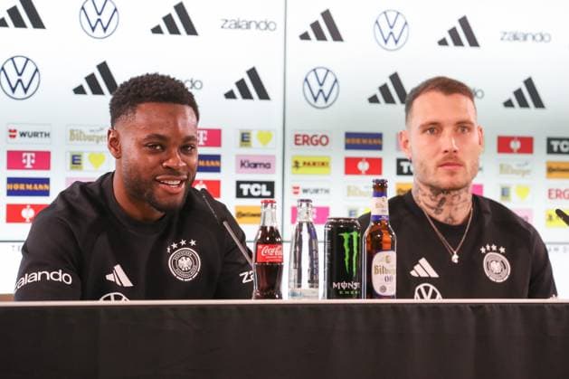 11.11.2025, xtgx, Fussball - Deutsche Nationalmannschaft Pressekonferenz emspor, v.l. Ridle Baku (Deutschland, ) David Raum (Deutschland, ) (DFL DFB REGULATIONS PROHIBIT ANY USE OF PHOTOGRAPHS as IMAGE SEQUENCES and or QUASI-VIDEO) Wolfsburg