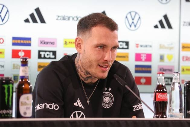 11.11.2025, xtgx, Fussball - Deutsche Nationalmannschaft Pressekonferenz emspor, v.l. David Raum (Deutschland, ) (DFL DFB REGULATIONS PROHIBIT ANY USE OF PHOTOGRAPHS as IMAGE SEQUENCES and or QUASI-VIDEO) Wolfsburg
