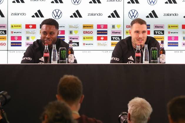 11.11.2025, xtgx, Fussball - Deutsche Nationalmannschaft Pressekonferenz emspor, v.l. Ridle Baku (Deutschland, ) David Raum (Deutschland, ) (DFL DFB REGULATIONS PROHIBIT ANY USE OF PHOTOGRAPHS as IMAGE SEQUENCES and or QUASI-VIDEO) Wolfsburg