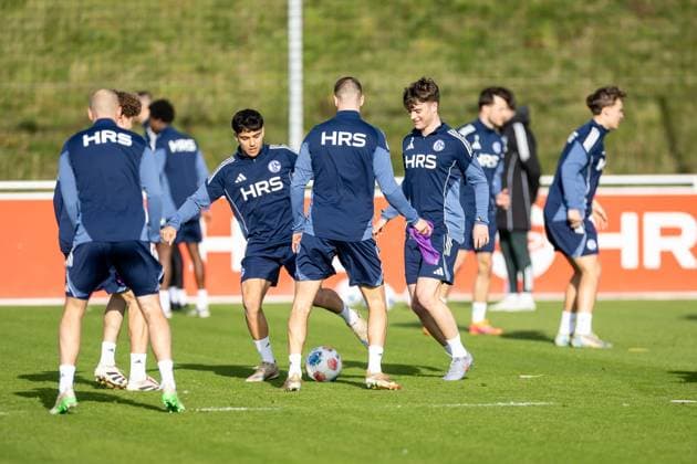 11.11.2025, Fussball, Saison 2025 2026, 2. Bundesliga, Training FC Schalke 04, v. l. Vincenzo Onofrietti (FC Schalke 04), Dylan Leonard (FC Schalke 04), Gelsenkirchen Trainingsgelände FC Schalke 04 NRW Deutschland xRHR-FOTO DEx Copyright: EWERT RHR-FOTOx RHR-FOTO DE