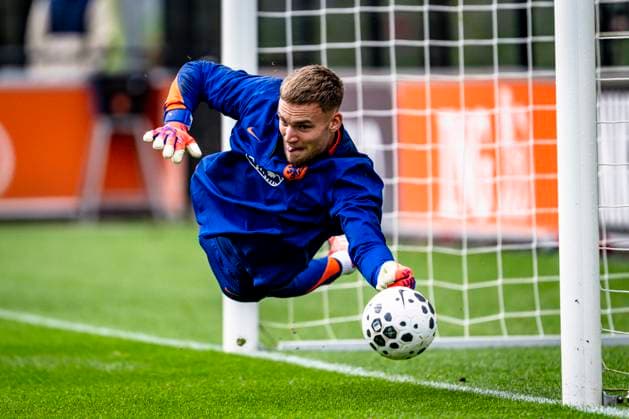 Netherlands goalkeeper Bart Verbruggen, during the match FOOTBALL - INTERNATIONAL - TRAINING DUTCH national team, Nationalteam 11-11-25 at the KNVB Campus for the FIFA World Cup, WM, Weltmeisterschaft, Fussball 2026 Qualifiers season 2025-2026 in ZEIST, Netherlands on 11 November 2025 (Photo by Stefan Koops EYE4images DeFodi Images) Netherlands goalkeeper Bart Verbruggen, during the match FOOTBALL INTERNATIONAL TRAINING DUTCH NATIONAL TEAM 11 11 25 at the KNVB Campus for the FIFA World Cup 2026 Qualifiers season 2025 2026 in ZEIST, Netherlands on 11 November 2025 Photo by Stefan Koops EYE4images DeFodi Images