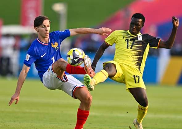 France v Uganda : Group K - FIFA U-17 World Cup Qatar 2025 Isyak Mohamed of France and Arafat Nkoola of Uganda in action during the FIFA U-17 World Cup Qatar 2025 Group K match between France v Uganda in Doha, Qatar, on November 11, 2025. DOHA Qatar Copyright: xNOUSHADxTHEKKAYILx
