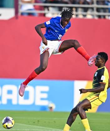 France v Uganda : Group K - FIFA U-17 World Cup Qatar 2025 Believe Munongo of France and Elvis Torach of Uganda in action during the FIFA U-17 World Cup Qatar 2025 Group K match between France v Uganda in Doha, Qatar, on November 11, 2025. DOHA Qatar Copyright: xNOUSHADxTHEKKAYILx