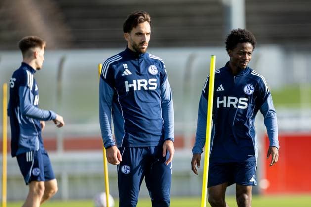 11.11.2025, Fussball, Saison 2025 2026, 2. Bundesliga, Training FC Schalke 04, v. l. Kenan Karaman (FC Schalke 04), Clinton Wilson (FC Schalke 04), Gelsenkirchen Trainingsgelände FC Schalke 04 NRW Deutschland xRHR-FOTO DEx Copyright: EWERT RHR-FOTOx RHR-FOTO DE