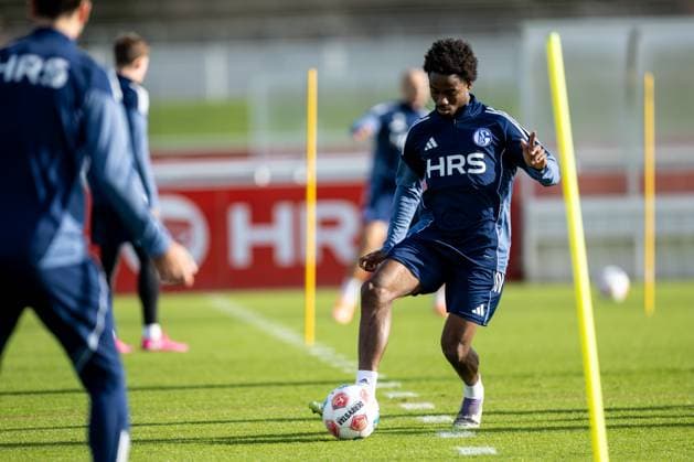 11.11.2025, Fussball, Saison 2025 2026, 2. Bundesliga, Training FC Schalke 04, Clinton Wilson (FC Schalke 04), Gelsenkirchen Trainingsgelände FC Schalke 04 NRW Deutschland xRHR-FOTO DEx Copyright: EWERT RHR-FOTOx RHR-FOTO DE