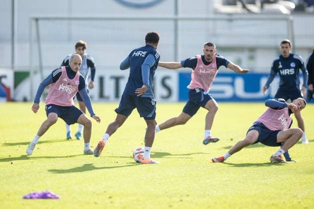 11.11.2025, Fussball, Saison 2025 2026, 2. Bundesliga, Training FC Schalke 04, v. l. Tim Dietrich (FC Schalke 04), Bojan Potnar (FC Schalke 04), Magnus Rösner (FC Schalke 04), Gelsenkirchen Trainingsgelände FC Schalke 04 NRW Deutschland xRHR-FOTO DEx Copyright: EWERT RHR-FOTOx RHR-FOTO DE