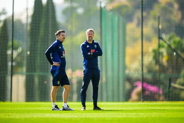 251111 Sports psychologist Daniel Ekvall and head coach Graham Potter of the Swedish national football team during a training session on November 11, 2025 in Marbella. Photo: Joel Marklund BILDBYRAN kod JM JM0746 bbeng fotboll football soccer fotball vm-kval FIFA World Cup, WM, Weltmeisterschaft, Fussball qualifier träning practice training sverige sweden sverige a Copyright: JOELxMARKLUND BB251111JM054