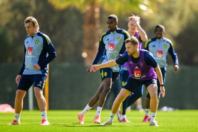 251111 Emil Forsberg, Alexander Isak and assistant coach Sebastian Larsson of the Swedish national football team during a training session on November 11, 2025 in Marbella. Photo: Joel Marklund BILDBYRAN kod JM JM0746 bbeng fotboll football soccer fotball vm-kval FIFA World Cup, WM, Weltmeisterschaft, Fussball qualifier träning practice training sverige sweden sverige a Copyright: JOELxMARKLUND BB251111JM056