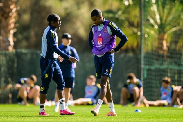 251111 Anthony Elanga and Alexander Isak of the Swedish national football team during a training session on November 11, 2025 in Marbella. Photo: Joel Marklund BILDBYRAN kod JM JM0746 bbeng fotboll football soccer fotball vm-kval FIFA World Cup, WM, Weltmeisterschaft, Fussball qualifier träning practice training sverige sweden sverige a Copyright: JOELxMARKLUND BB251111JM058