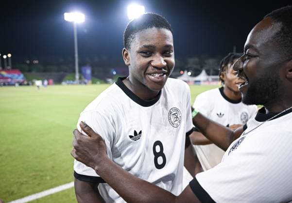 Fussball, Junioren U 17 WM 2025 in Doha Katar Vorrunde 10.11.2025 Gruppe G El Salvador - Deutschland Man of the Match; Jeremiah Dennit Mensah (li, Deutschland Bayer 04 Leverkusen) *** Football, Junior U 17 World Cup 2025 in Doha Qatar Preliminary round 10 11 2025 Group G El Salvador Germany Man of the Match Jeremiah Dennit Mensah li, Germany Bayer 04 Leverkusen