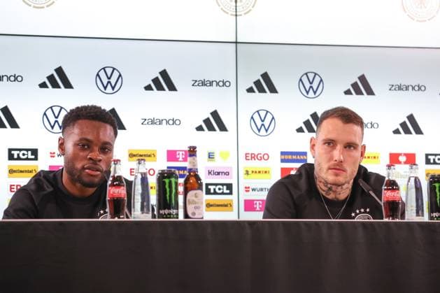 11.11.2025, xtgx, Fussball - Deutsche Nationalmannschaft Pressekonferenz emspor, v.l. Ridle Baku (Deutschland, ), David Raum (Deutschland, ) (DFL DFB REGULATIONS PROHIBIT ANY USE OF PHOTOGRAPHS as IMAGE SEQUENCES and or QUASI-VIDEO) Wolfsburg