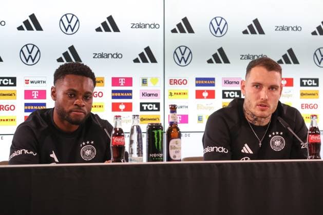 11.11.2025, xtgx, Fussball - Deutsche Nationalmannschaft Pressekonferenz emspor, v.l. Ridle Baku (Deutschland, ), David Raum (Deutschland, ) (DFL DFB REGULATIONS PROHIBIT ANY USE OF PHOTOGRAPHS as IMAGE SEQUENCES and or QUASI-VIDEO) Wolfsburg