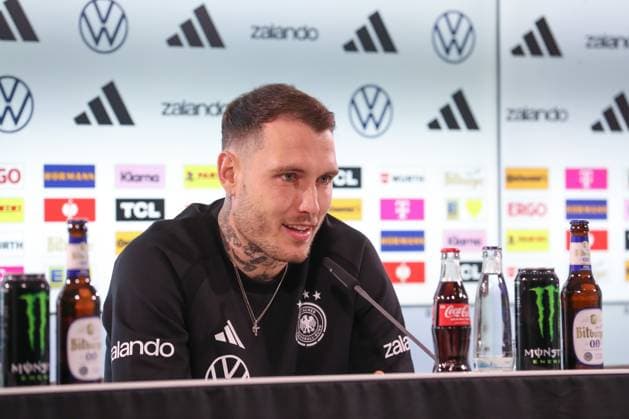 11.11.2025, xtgx, Fussball - Deutsche Nationalmannschaft Pressekonferenz emspor, v.l. David Raum (Deutschland, ) Portrait, Portraet, Einzelbild (DFL DFB REGULATIONS PROHIBIT ANY USE OF PHOTOGRAPHS as IMAGE SEQUENCES and or QUASI-VIDEO) Wolfsburg