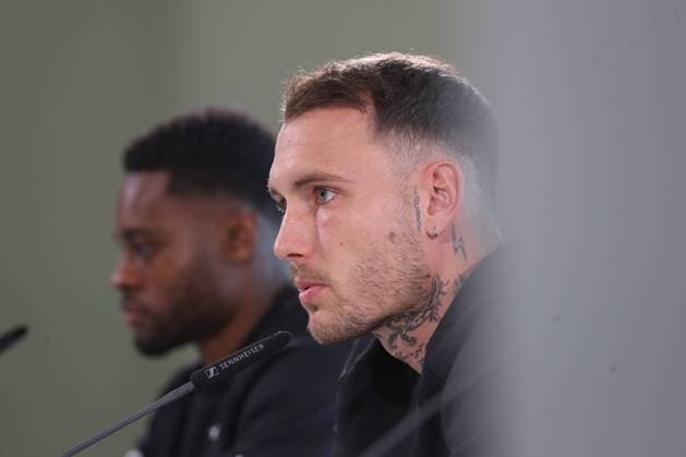 11.11.2025, xtgx, Fussball - Deutsche Nationalmannschaft Pressekonferenz emspor, v.l. Ridle Baku (Deutschland, ), David Raum (Deutschland, ) (DFL DFB REGULATIONS PROHIBIT ANY USE OF PHOTOGRAPHS as IMAGE SEQUENCES and or QUASI-VIDEO) Wolfsburg