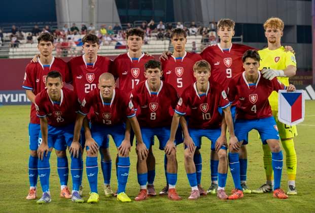 Czechia v USA : Group I - FIFA U-17 World Cup Qatar 2025 Starting players of Czechia pose for a group photo prior to the FIFA U-17 World Cup Qatar 2025 Group I match between Czechia v USA in Doha, Qatar, on November 11, 2025. DOHA Qatar Copyright: xNOUSHADxTHEKKAYILx