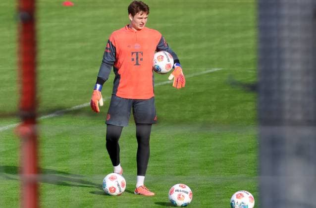 Torwart, 40 Jonas Urbig, mit Ball, beim Torwart-Training, Portraet, Portrait, Fussball FC Bayern München Training an der Säbenerstrasse 11.11.2025 FOTO: Mladen Lackovic LakoPress
