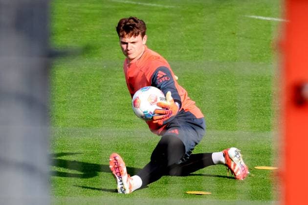 Torwart, 40 Jonas Urbig, fängt den Ball, beim Torwart-Training, Fussball FC Bayern München Training an der Säbenerstrasse 11.11.2025 FOTO: Mladen Lackovic LakoPress