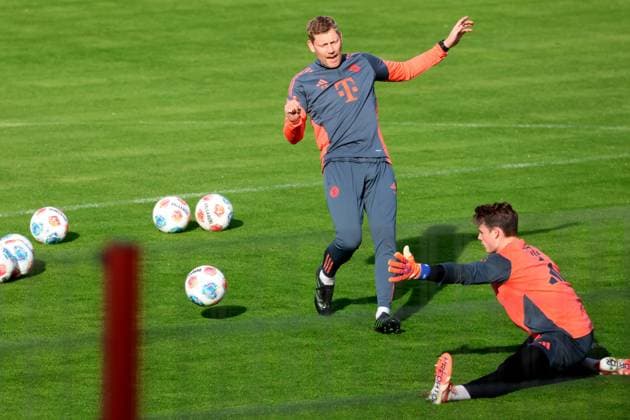 TW-TR Michael Rechner gegen Torwart, 40 Jonas Urbig, beim Torwart-Training, Aktion, Zweikampf, Fussball FC Bayern München Training an der Säbenerstrasse 11.11.2025 FOTO: Mladen Lackovic LakoPress