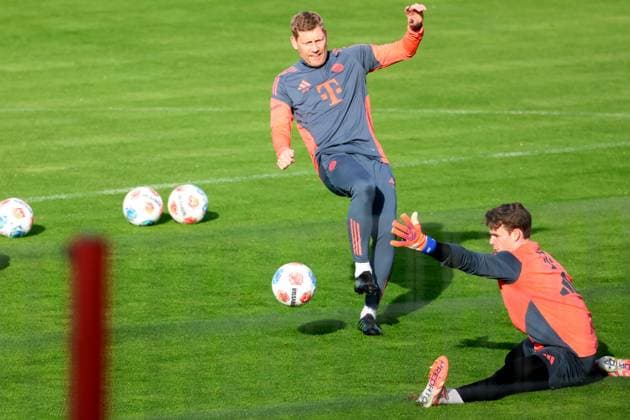 TW-TR Michael Rechner gegen Torwart, 40 Jonas Urbig, beim Torwart-Training, Aktion, Zweikampf, Fussball FC Bayern München Training an der Säbenerstrasse 11.11.2025 FOTO: Mladen Lackovic LakoPress