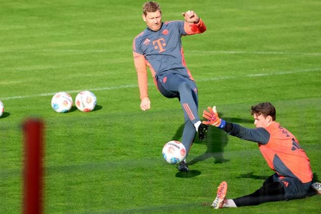 TW-TR Michael Rechner gegen Torwart, 40 Jonas Urbig, beim Torwart-Training, Aktion, Zweikampf, Fussball FC Bayern München Training an der Säbenerstrasse 11.11.2025 FOTO: Mladen Lackovic LakoPress