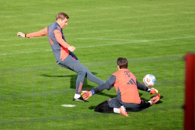 TW-TR Michael Rechner gegen Torwart, 40 Jonas Urbig, beim Torwart-Training, Aktion, Zweikampf, Fussball FC Bayern München Training an der Säbenerstrasse 11.11.2025 FOTO: Mladen Lackovic LakoPress