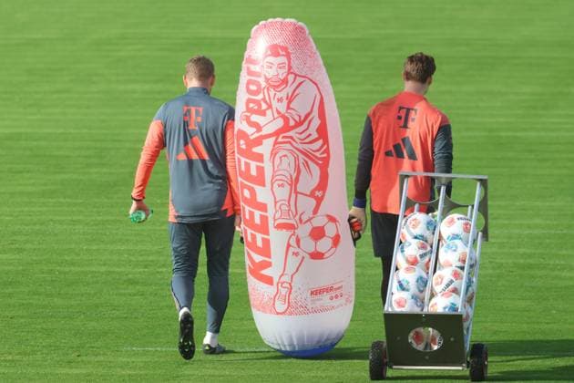 TW-TR Michael Rechner und Torwart, 40 Jonas Urbig, mit Balltransporter und Keeper-Puppe, Aktion, Ball, Fussball FC Bayern München Training an der Säbenerstrasse 11.11.2025 FOTO: Mladen Lackovic LakoPress